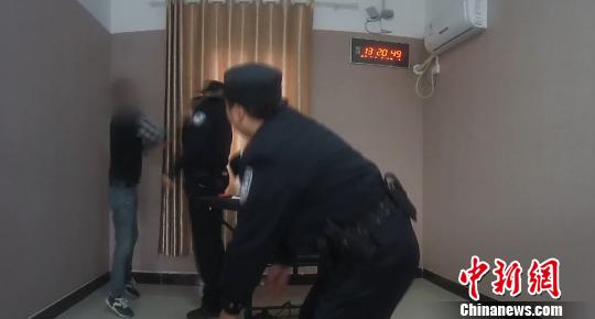 图为,男子张某跳起来攻击民警 周磊 摄