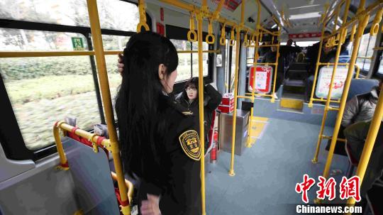 司乘人员为乘客示范“脊椎保健操”动作要领。 胡耀杰 摄