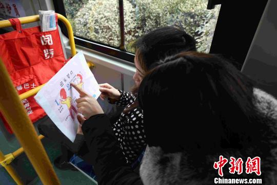 给眼睛和脖子放个假青岛温馨巴士推出“脊椎操”