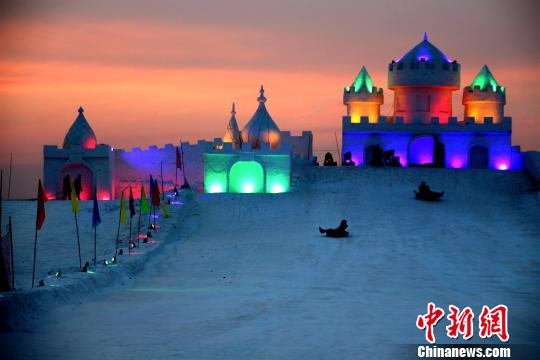 沈阳最大雪乡开幕冰雪夜景美轮美奂