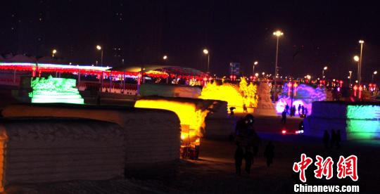 沈阳最大雪乡夜景。 赵桂华 摄
