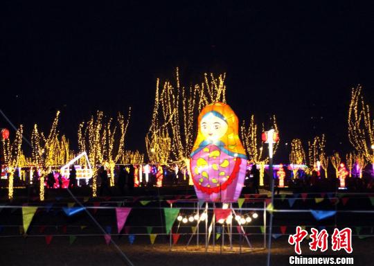 流光溢彩的彩灯展。 赵桂华 摄