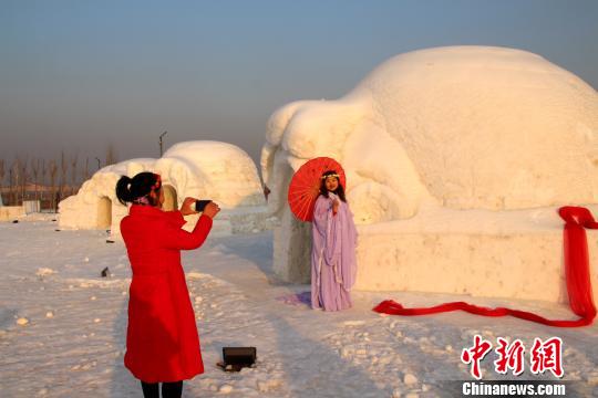美女在雪乡拍下美照。 赵桂华 摄
