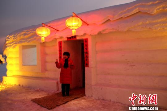 市民在雪屋前留影。 赵桂华 摄