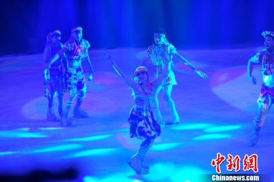 各国世界级冰上表演艺术家等在开幕式上表演《冰舞间》。 于海洋 摄