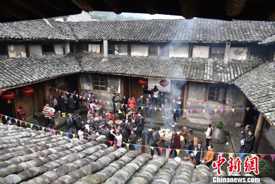 图为:三台里老宅内村民正在捣麻糍 范宇斌 摄