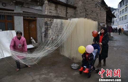 图为:村民正在抻索面 范宇斌 摄