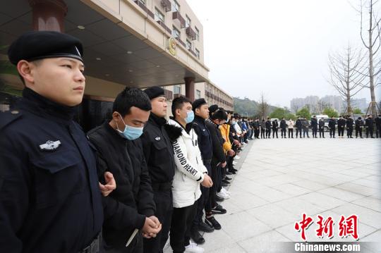 这是一个以“商贸公司”为幌子实施网络电信诈骗非法盈利的诈骗团伙 平阳警方供图