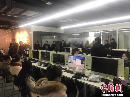 警方当场扣押作案电脑90余台,手机300余部 平阳警方供图