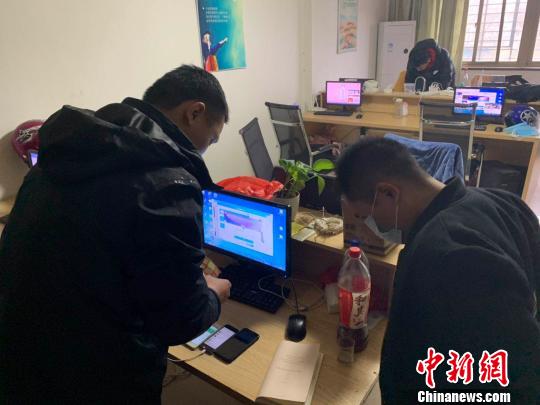 警方扣押电脑17台,手机30余部,查获淫秽视频5万余部。 苍南警方供图 摄