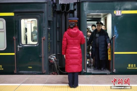 随着该趟列车的开行,也标志着长三角前往川渝、云贵等西南方向的春运客流已提前启动。殷立勤 摄