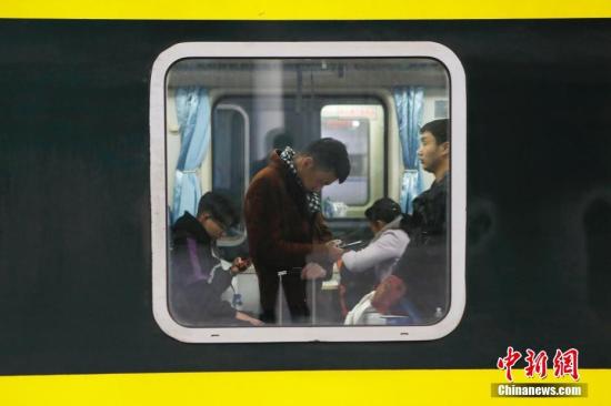 1月17日20:55分,载着1039人旅客的2019年春运首趟临客K4636次列车,从上海站准点始发,随着该趟列车的开行,也标志着长三角前往川渝、云贵等西南方向的春运客流已提前启动。殷立勤 摄