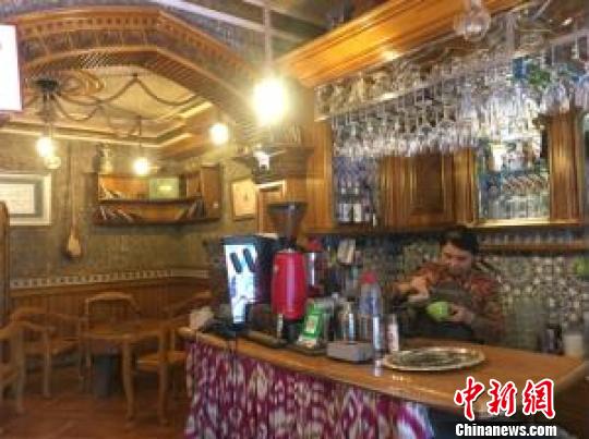 喀什老城居民在家中开的咖啡馆忙碌。 勉征 摄