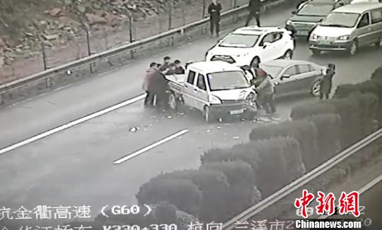 高速上车辆追尾无法移动众人齐力抬车温暖归途