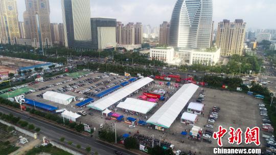 海南各市县贫困户聚海口赶扶贫年货大集。 主办方供图 摄