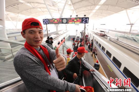 图为外出务工人员搭乘高铁“返乡专列”回云南过春节。中国铁路昆明局集团供图