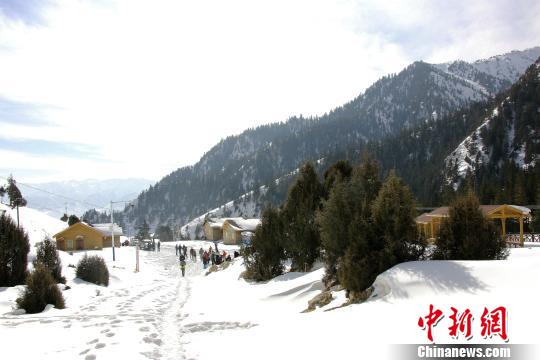 严冬里的哈里哈图,怪石嶙峋,松柏挺拔,冰瀑木屋掩映在皑皑白雪中,林间小道蜿蜒曲折,处处给人“柳暗花明又一村”的惊喜, 钟欣 摄