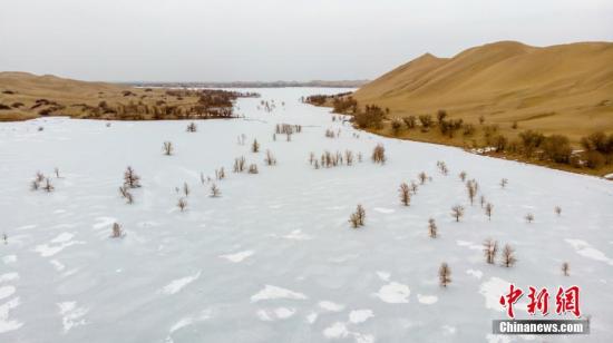 航拍下的厚厚雪层和裸露的沙漠。李飞 摄