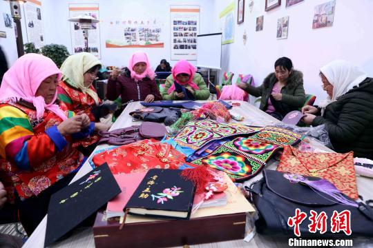 图为土族盘绣走上产业化之路。 李隽 摄