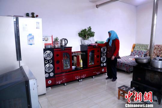 图为整存搬迁后的农牧民新居。 李隽 摄