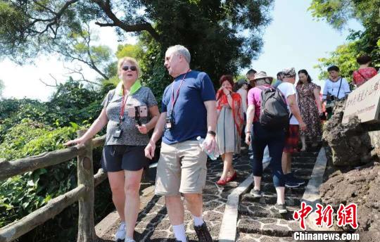 外国游客在海口参观游览。(资料图片)海口市旅游委供图