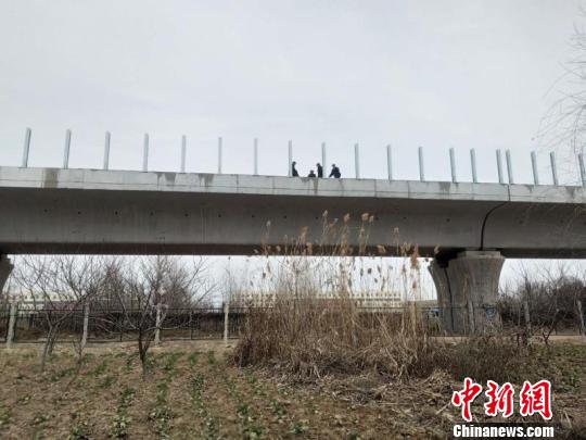 小伙因家人“催催催”欲轻生民警苦劝将其救下