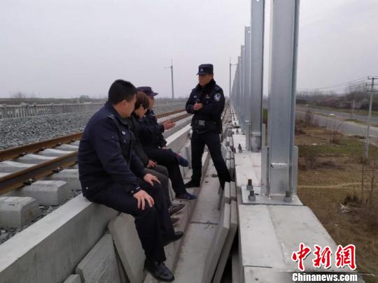 民警苦苦相劝。警方供图