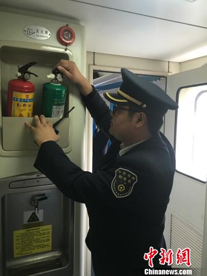 工作中的杜洪峰 朱玉芳 摄