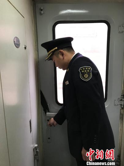 工作中的刘宝 朱玉芳 摄