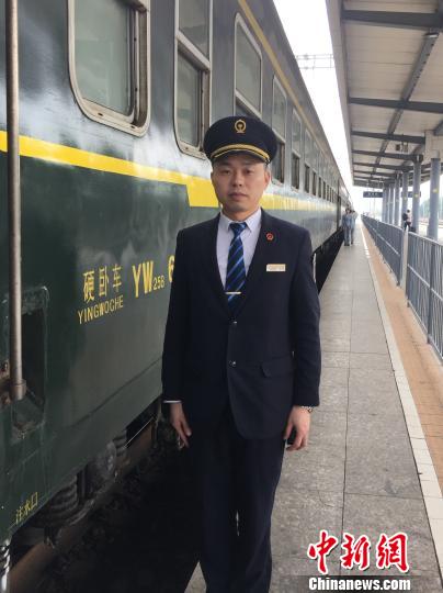 工作中的鲁启新 朱玉芳 摄