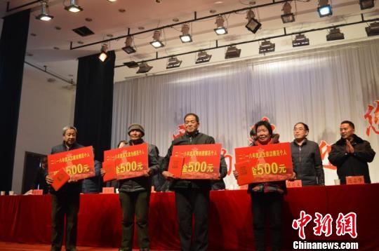 分红大会上,老人申来富说,“来年我还要跟着咱们的村集体产业好好干”。 韩杰 摄