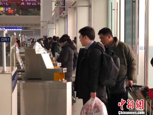 2019年春运,成都东站对进站人脸识别闸机进行升级改造,节约旅客进站时间。 刘洋艺 摄