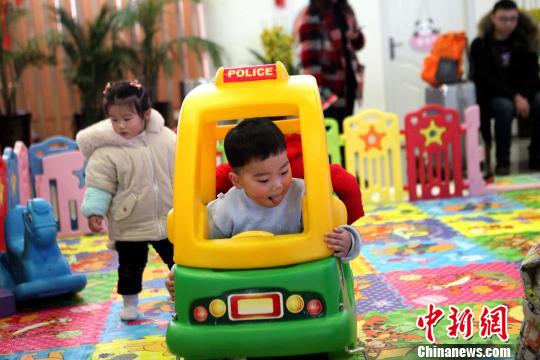 “小候鸟”在成都东站儿童游乐区玩耍。 刘洋艺 摄