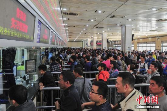 资料图:火车站售票大厅。中新社发 陈骥旻 摄
