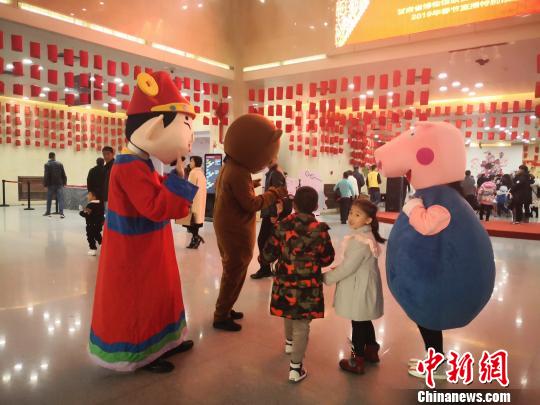 青少年和儿童一起在甘肃省博物馆当文化志愿者,扮成“小猪佩奇”和“财神”与游客和小朋友合影,并提供引导、讲解、咨询等服务。 南如卓玛 摄