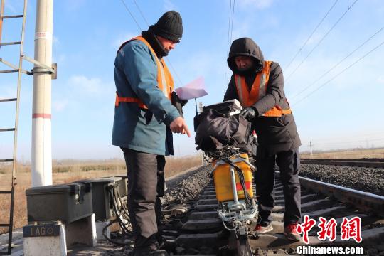 探伤班队员进行着钢轨探伤作业。 马新忠 摄