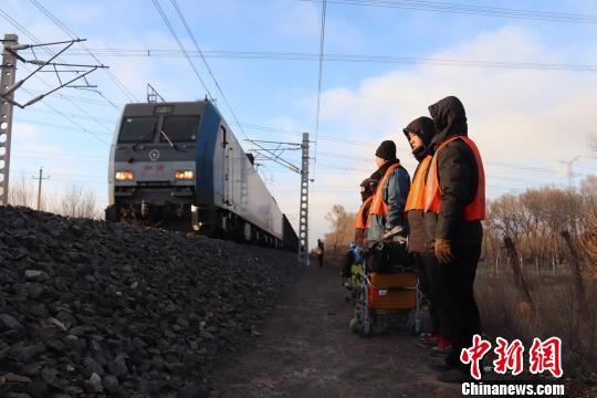 冬季防断期间,每天有大约90人同时上线作业。 马新忠 摄