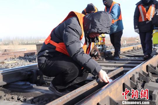 探伤班队员进行着钢轨探伤作业。 马新忠 摄
