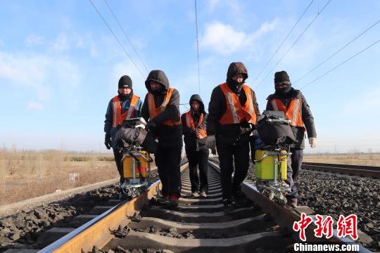 探伤班队员进行着钢轨探伤作业。 马新忠 摄