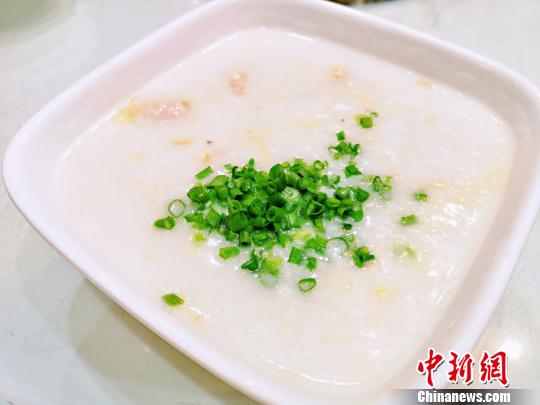 用瘦肉瑶柱烹饪的通心粥 李晓春 摄
