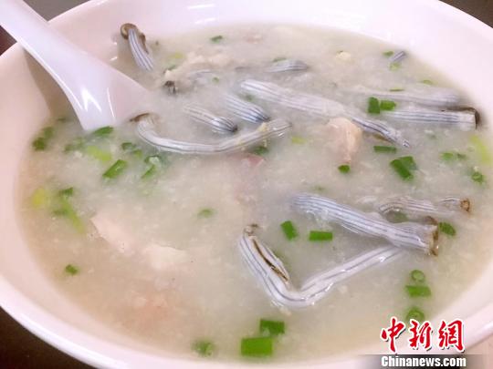 用泥虫鸡肉鱼片烹饪的通心粥 李晓春 摄