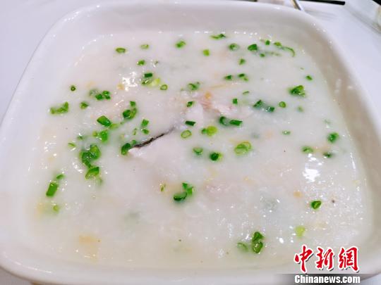 用鱼片瑶柱烹饪的通心粥 李晓春 摄