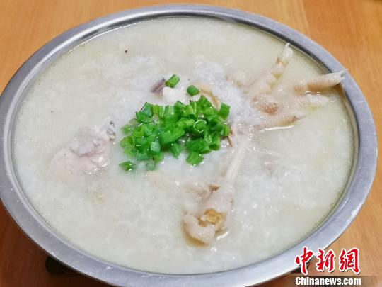 用咸鸡烹饪的通心粥 李晓春 摄