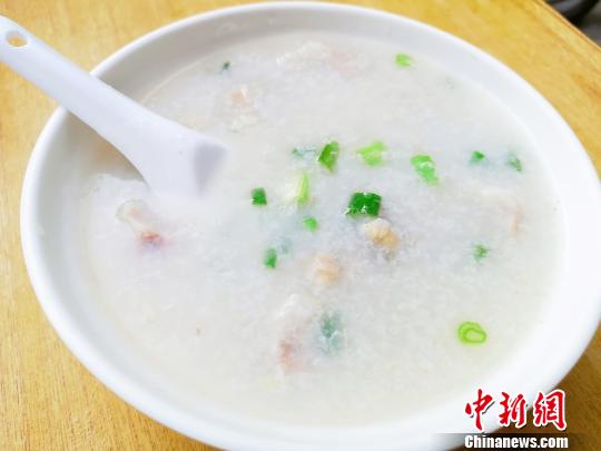 用猪杂烹饪的通心粥 李晓春 摄