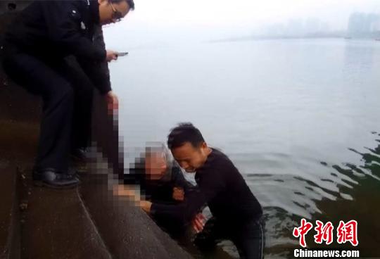 寒风中民警下河救起七旬轻生老人
