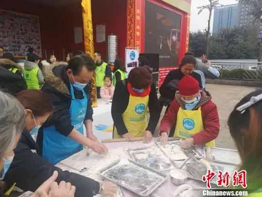 图为“梦想驿站”的包元宵活动。 刘贤 摄