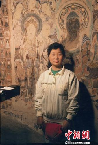 李东方年轻时在洞窟中的工作照。首都文明办供图