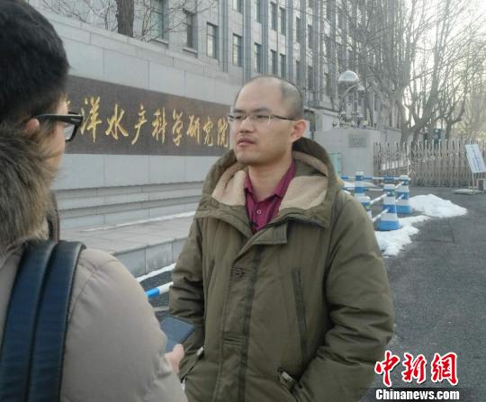 图为辽宁省海洋水产科学研究院副研究员鹿志创接受记者采访。 杨毅 摄