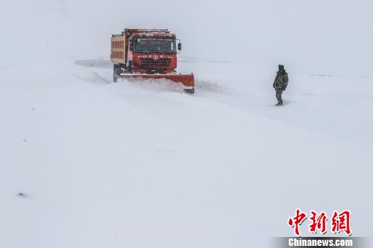 图为武警某部交通三支队官兵冒雪清理路面积雪。 席培顺 摄