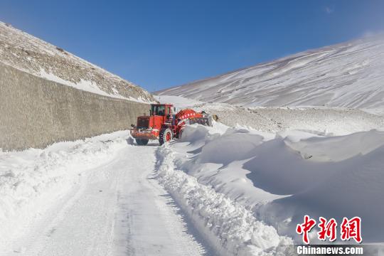 图为武警某部交通三支队官兵打通受阻路段。 罗斐 摄